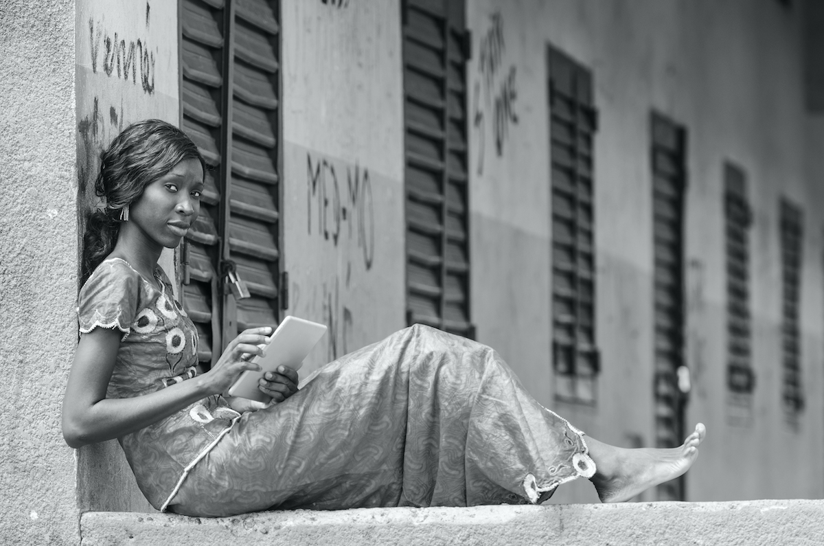 femme africaine sur une tablette